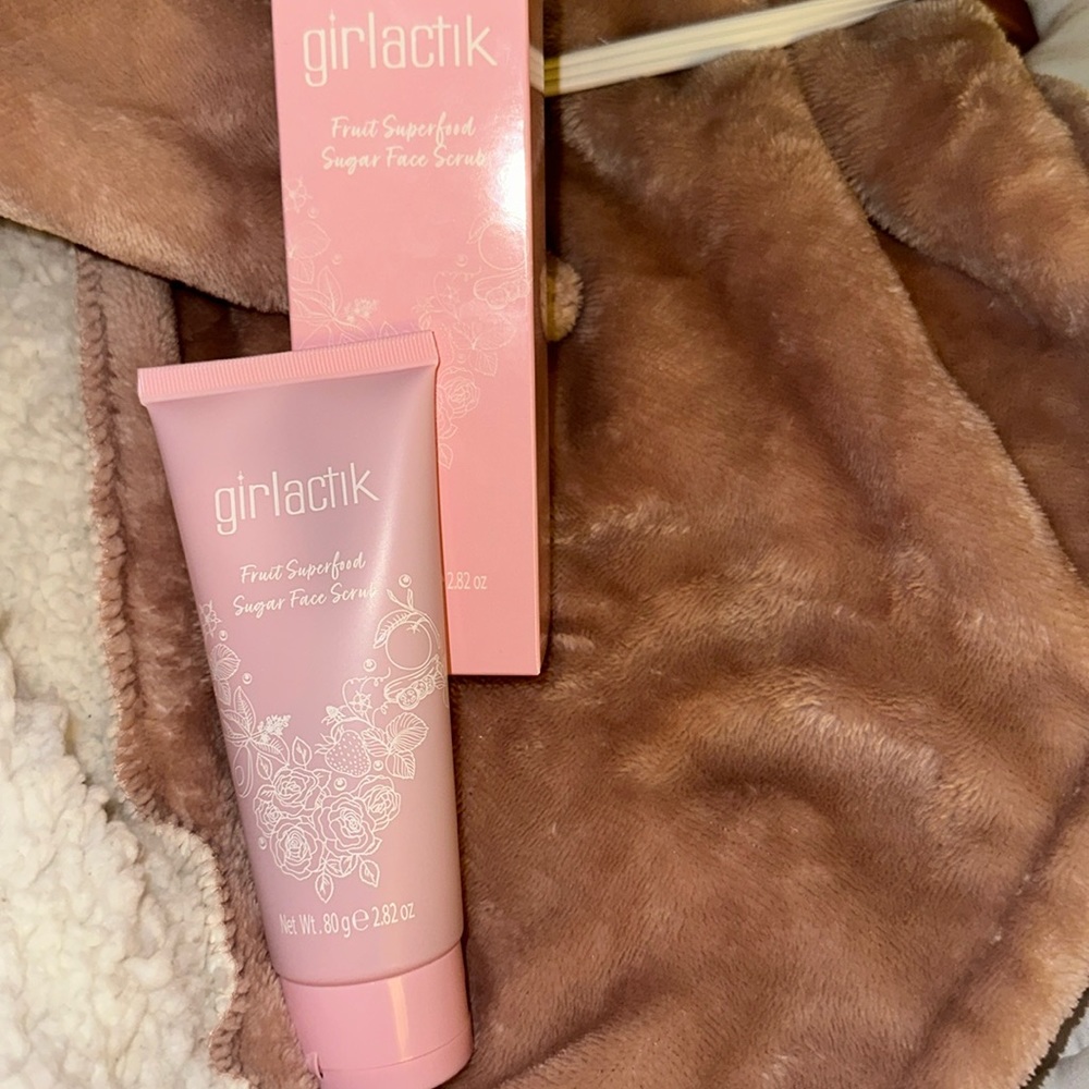 Girl action- FruitSuperfood Sugar Fave Scrub
